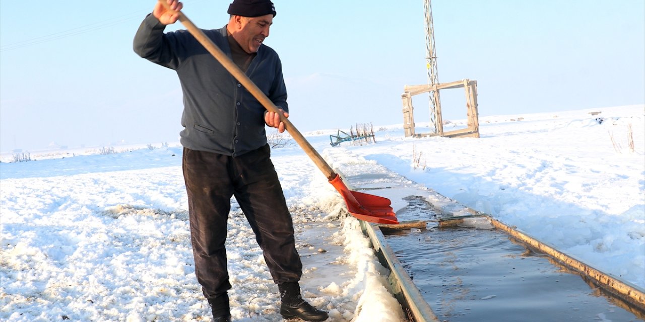 Dondurucu soğukların etkili olduğu Erzurum'da yaşam zorlu geçiyor