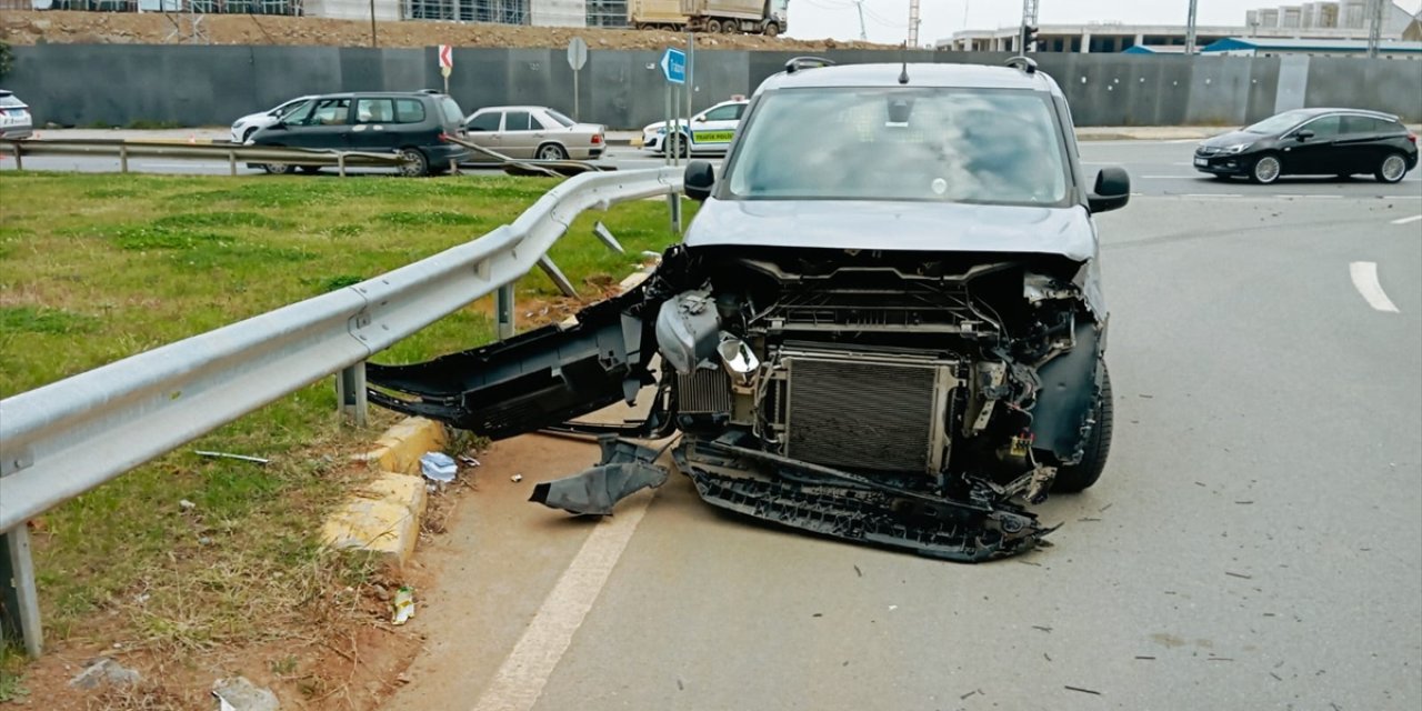 Trabzon'da devrilen otomobildeki baba ile oğlu yaralandı