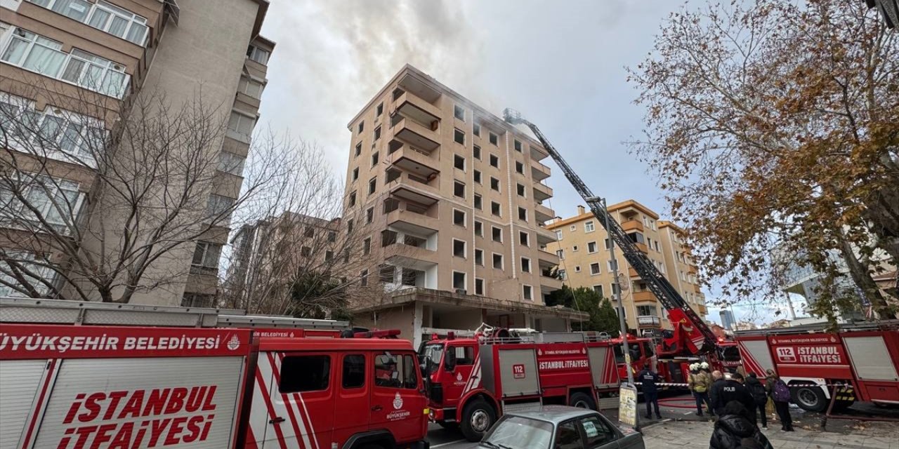 Ataşehir'de 7 katlı binanın çatısında çıkan yangın söndürüldü