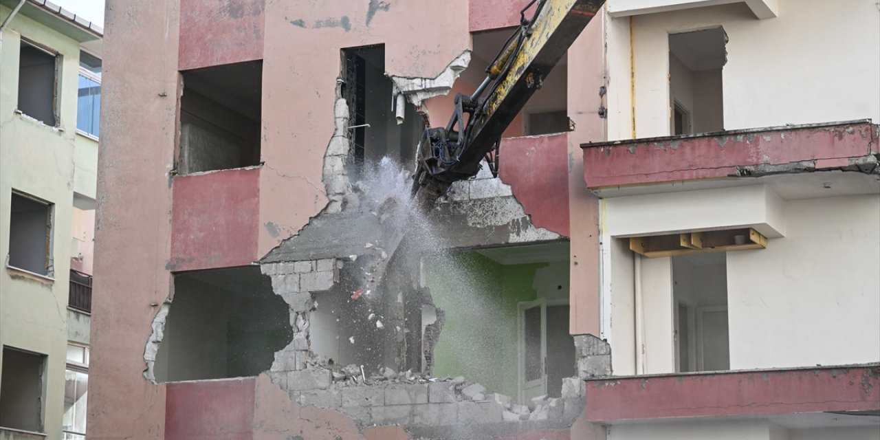 Bahçelievler'de kentsel dönüşüm kapsamında 6 bloklu sitenin yıkımına başlandı