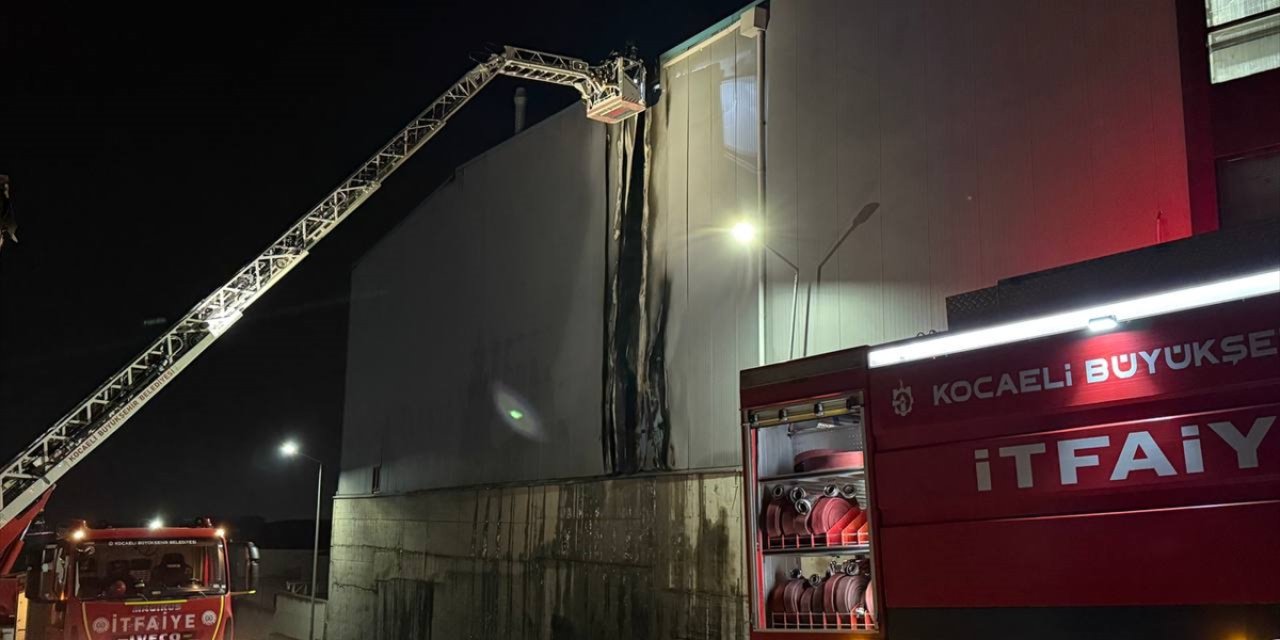 Kocaeli'de geri dönüşüm fabrikasında çıkan yangın söndürüldü