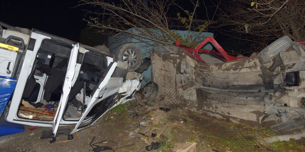 Manisa'da kamyonet ile hafif ticari aracın çarpışması sonucu 6 kişi yaralandı