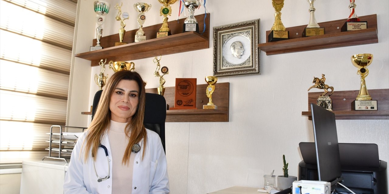 Hobi olarak başladığı teniste milli takım kadrosuna seçilen doktor, dünya şampiyonasında yarışacak