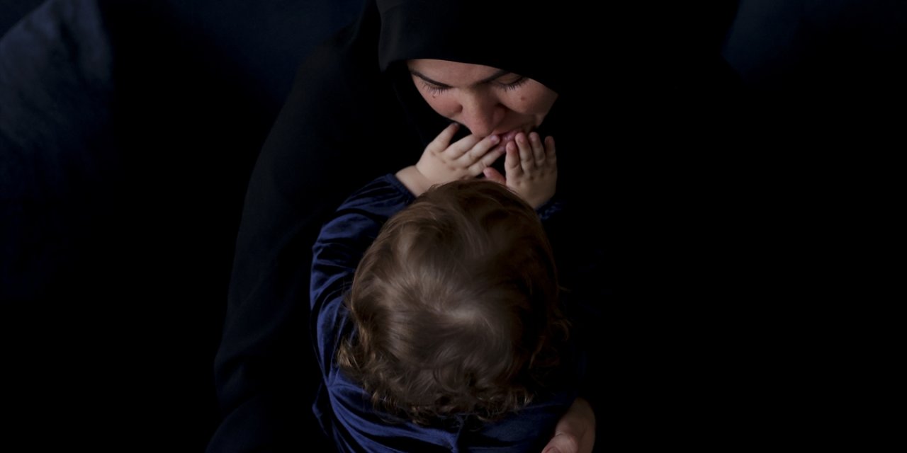 Depremde eşini ve 4 çocuğunu kaybeden anne koruyucu aile oldu