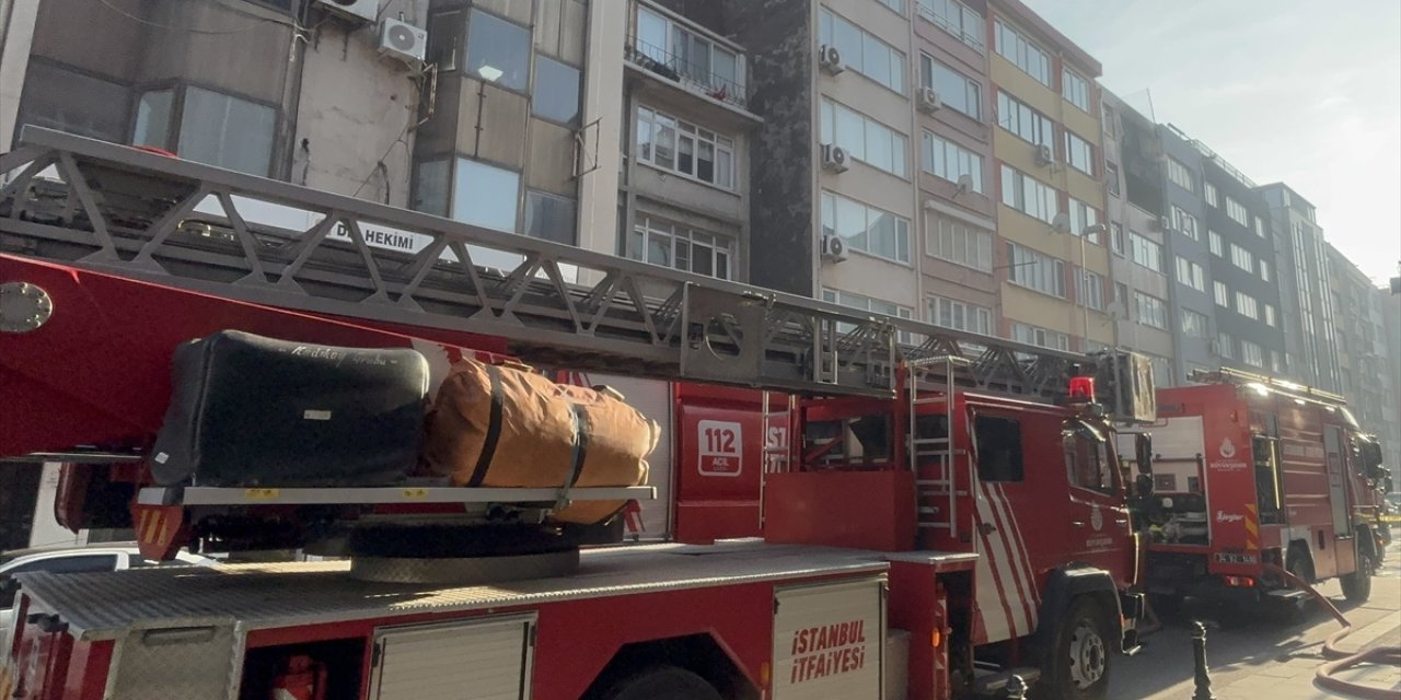 Kadıköy'de 6 katlı binada çıkan yangın söndürüldü