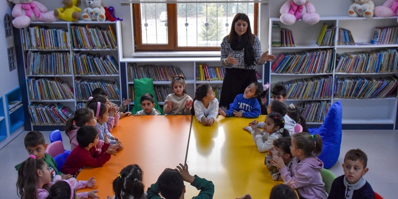 Annelerin masal okuduğu kütüphaneye çocuklar müdavim oldu