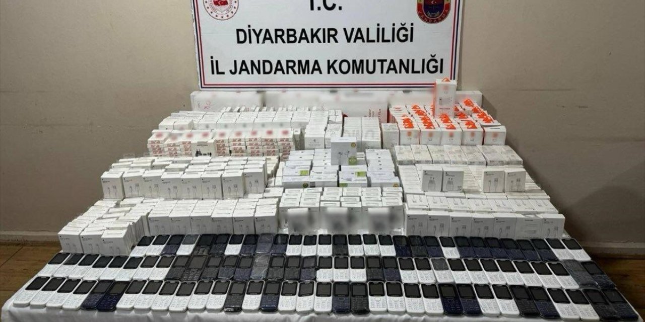 Diyarbakır'da kaçak 97 cep telefonu ele geçirildi