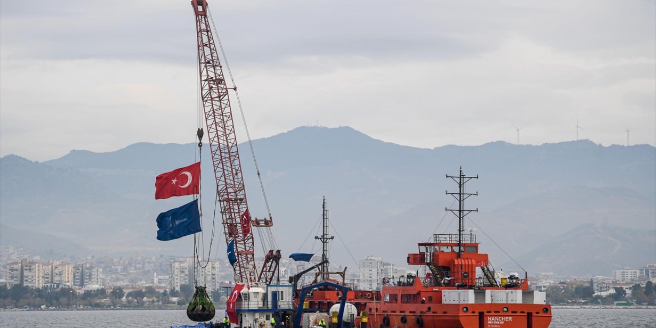 İzmir Körfezi'nde dip tarama ve çamur çıkarma çalışması başlatıldı