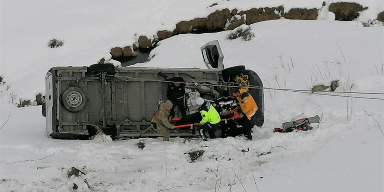 Erzurum'da şarampole devrilen minibüsün sürücüsü yaralandı