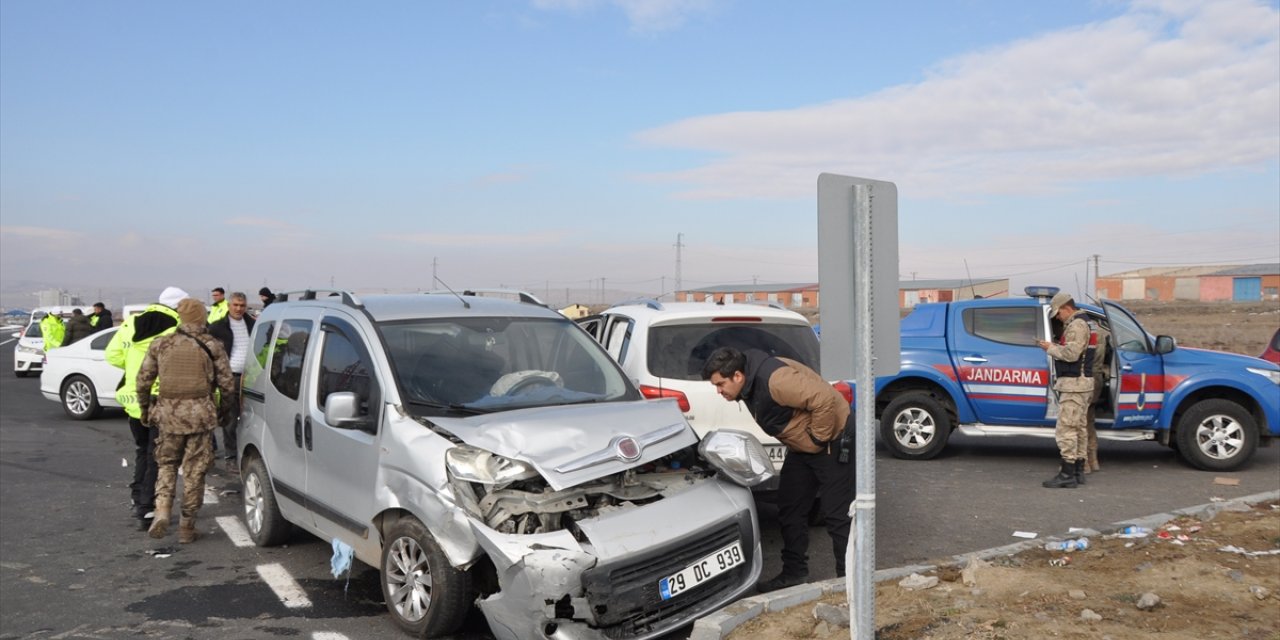 Kars'ta hafif ticari araç ile otomobil çarpıştı, 1'i çocuk 4 kişi yaralandı