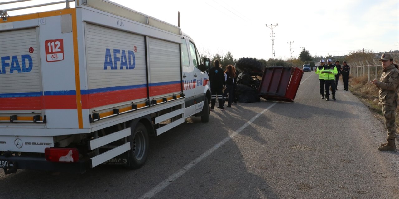 Kilis'te devrilen traktörün sürücüsü hayatını kaybetti