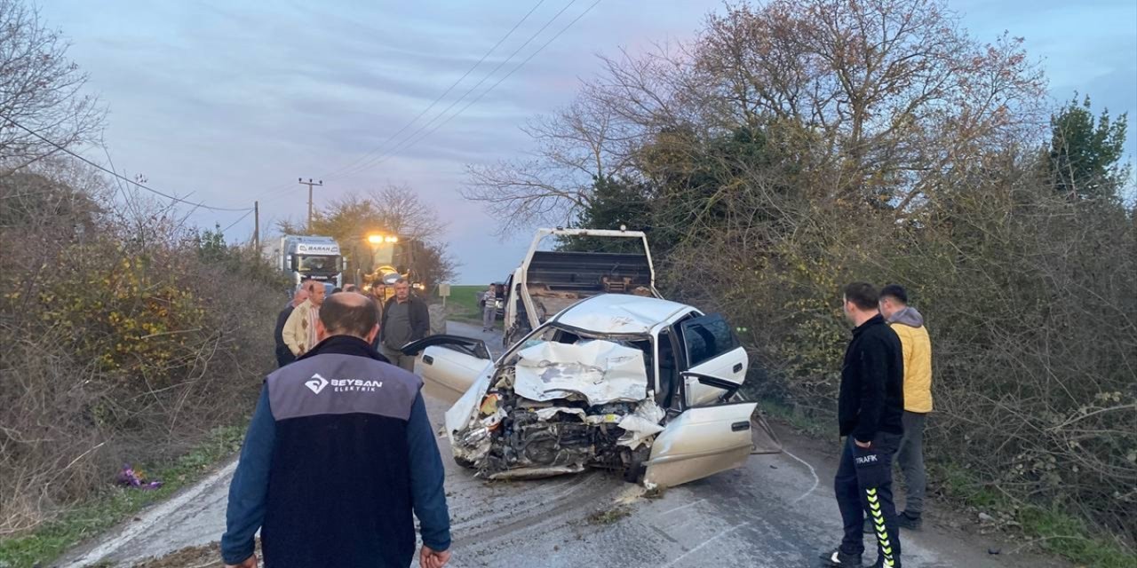 Sakarya'da kamyonla çarpışan otomobildeki anne ve oğlu öldü