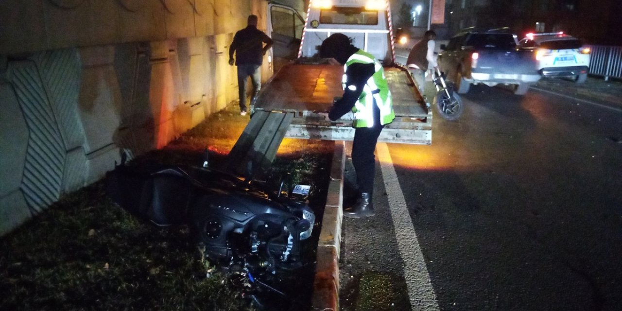 Bursa'da aydınlatma direğine çarpan motosikletin sürücüsü ağır yaralandı