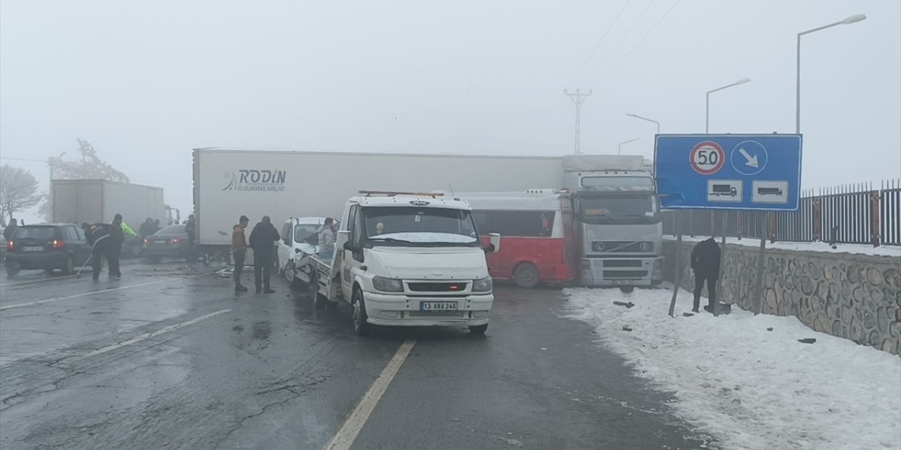 Bitlis'te 23 aracın karıştığı zincirleme trafik kazasında 31 kişi yaralandı