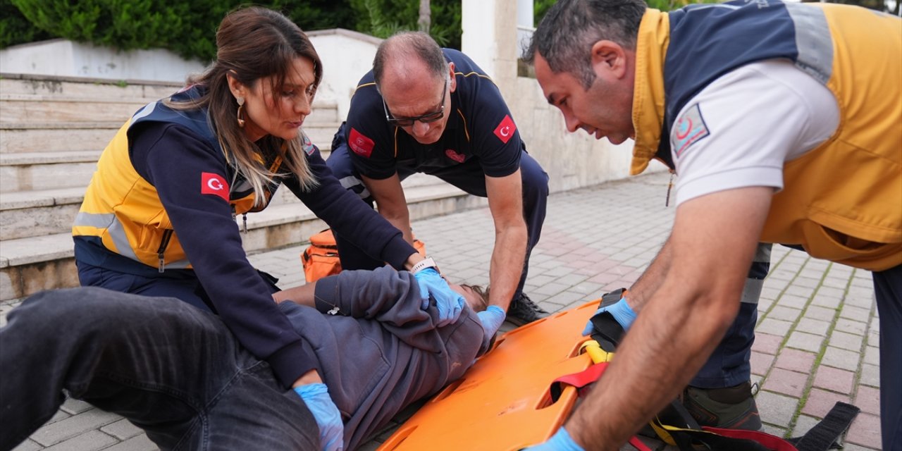 Acil sağlık ekibinde görevli doktor, 26 yıldır zamanla yarışıp hayat kurtarıyor