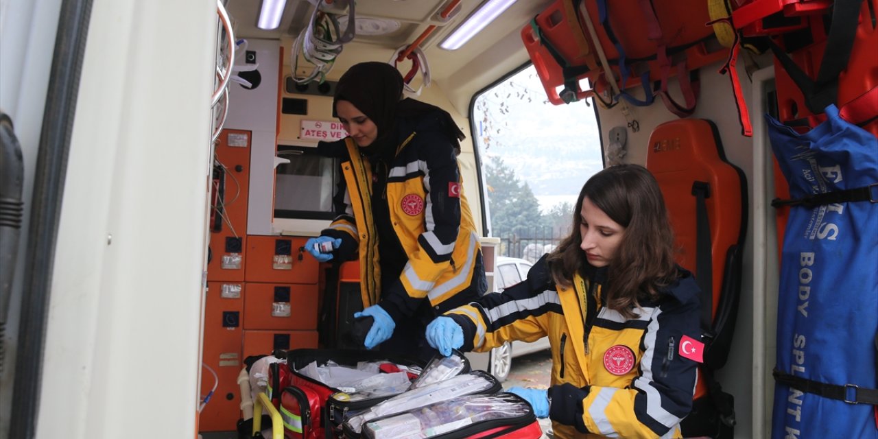 Paramedik çift, omuz omuza acil sağlık hizmeti bekleyen hastaların yardımına koşuyor