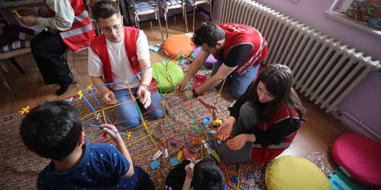 Üniversite öğrencileri dezavantajlı çocukları geleneksel oyunlarla buluşturuyor