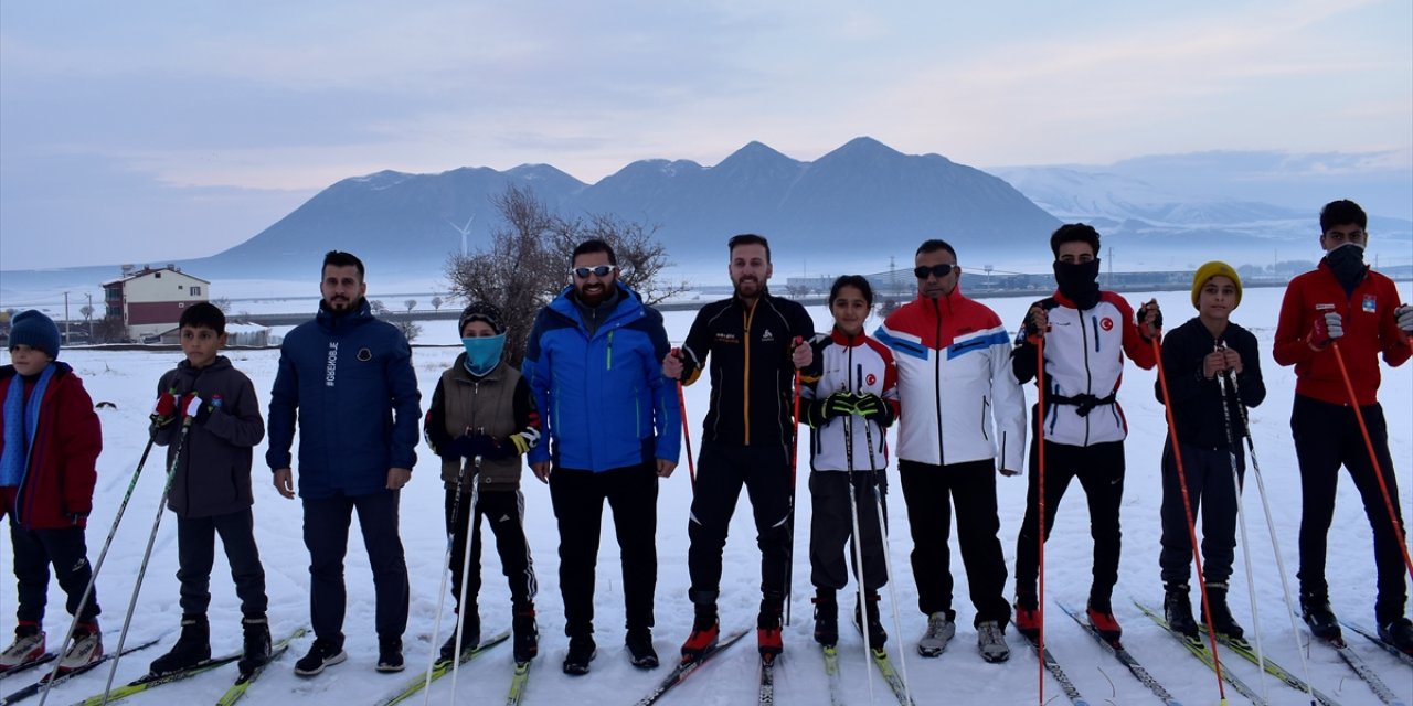 Bitlisli kayakçılar, soğuk havada yarışlara hazırlanıyor