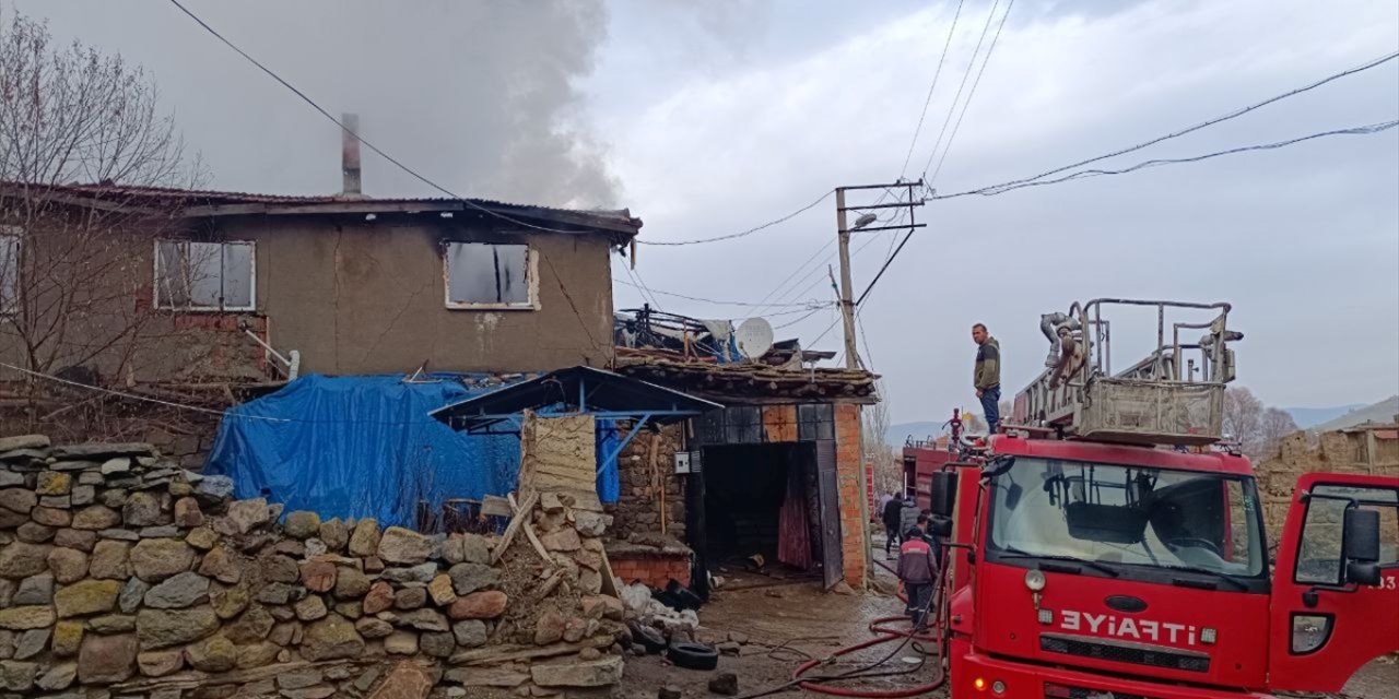 Afyonkarahisar'da iki katlı ahşap evde çıkan yangın söndürüldü