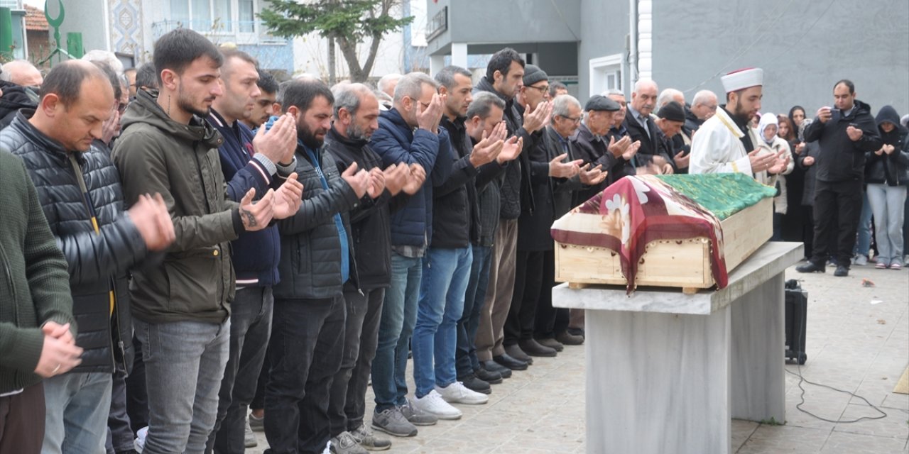 Kırklareli'nde eski eşi tarafından bıçakla öldüren kadının cenazesi toprağa verildi