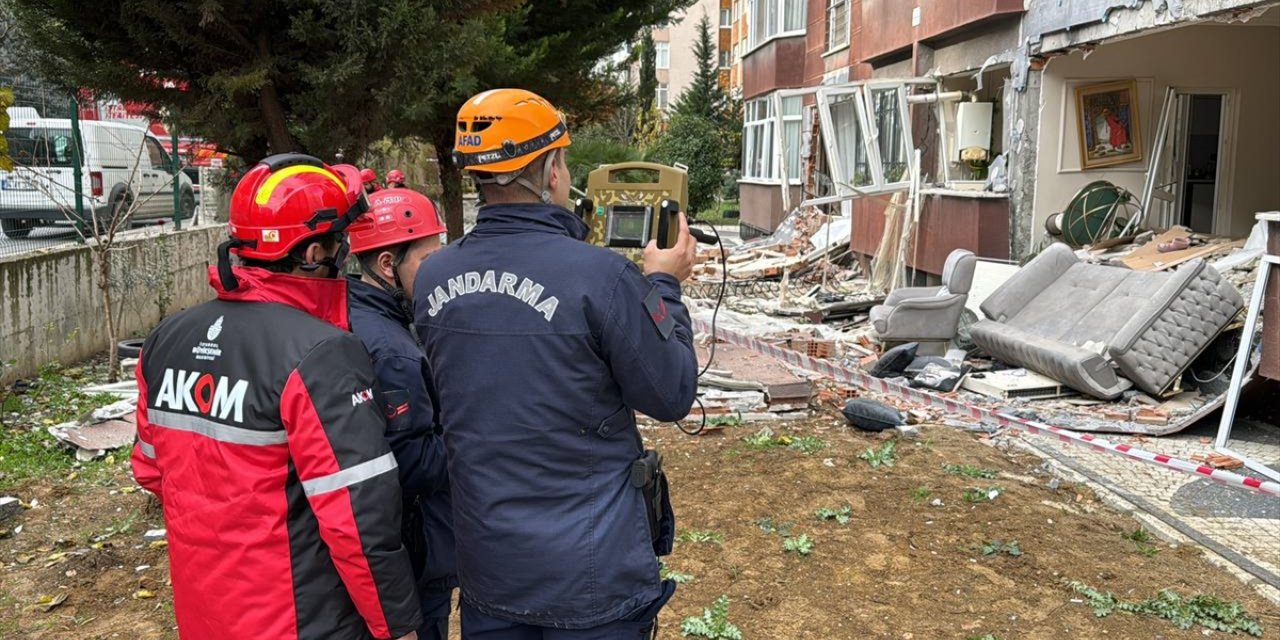 GÜNCELLEME 4 - Beylikdüzü'nde bir binadaki doğal gaz patlamasında 1 kişi öldü, 3 kişi yaralandı