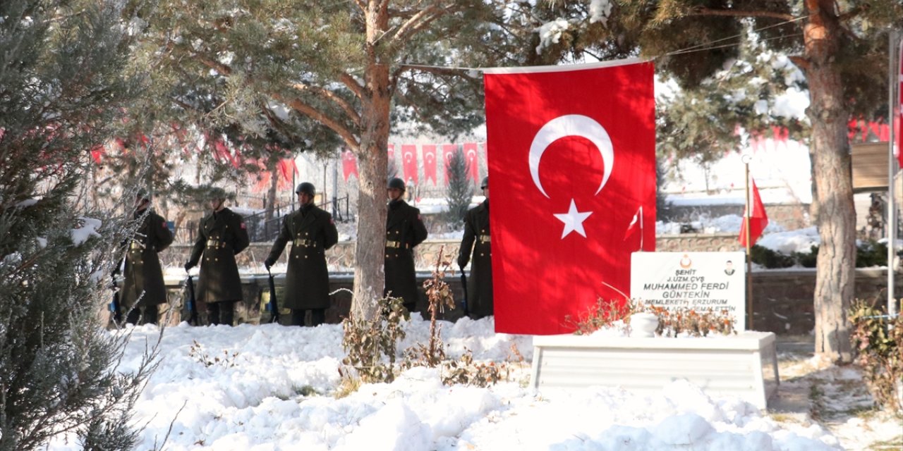 Erzurum'da 58 yıl önce yangında şehit olan 65 asker mezarları başında anıldı