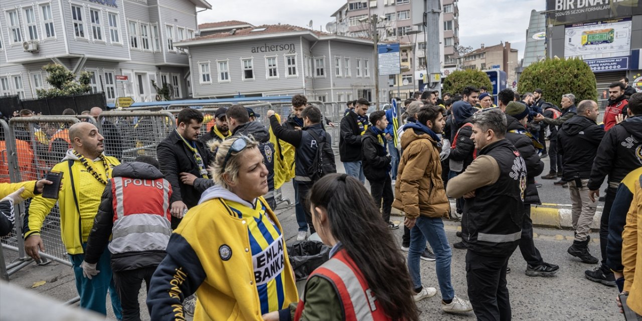 Fenerbahçeli taraftarlar, derbi için Tüpraş Stadı'na hareket etti