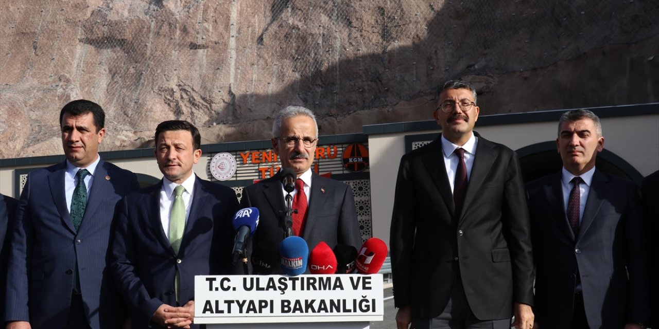 Bakan Uraloğlu, Hakkari'deki Yeniköprü Tüneli'nde incelemelerde bulundu: