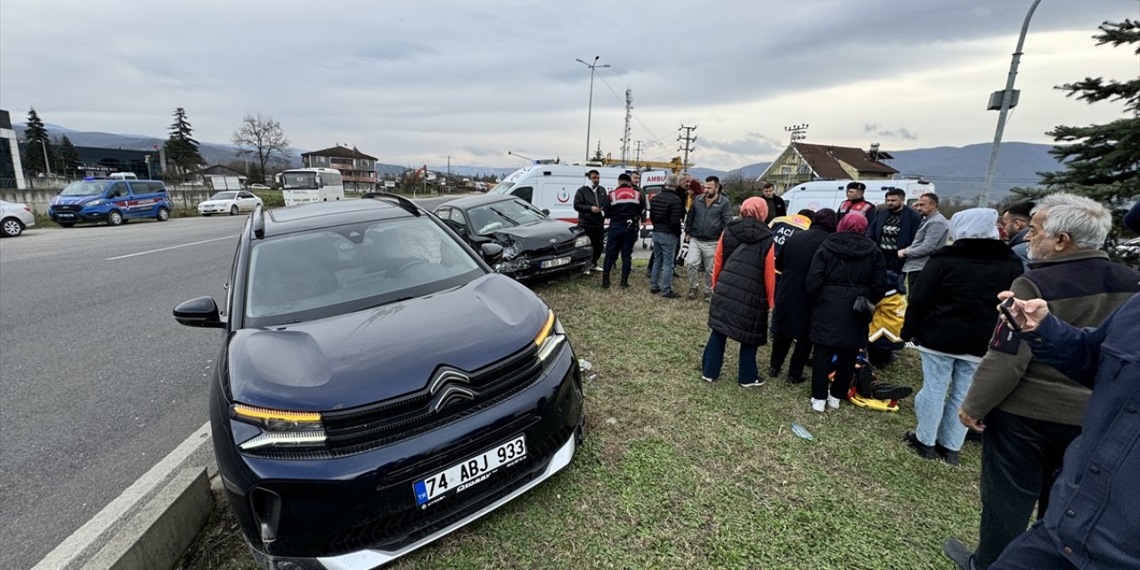 Düzce'de otomobil ile cipin çarpıştığı kazada 2 kişi yaralandı