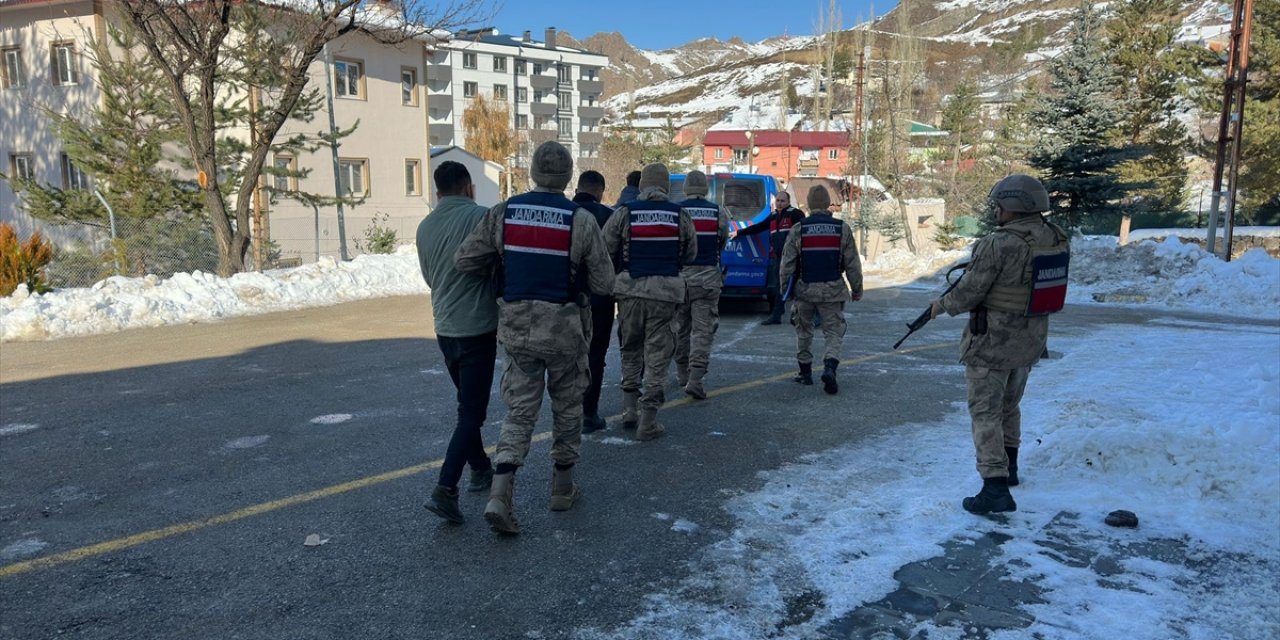 Erzurum'da kardaki ayak izlerinden yakalanan insan kaçakçıları adliyede