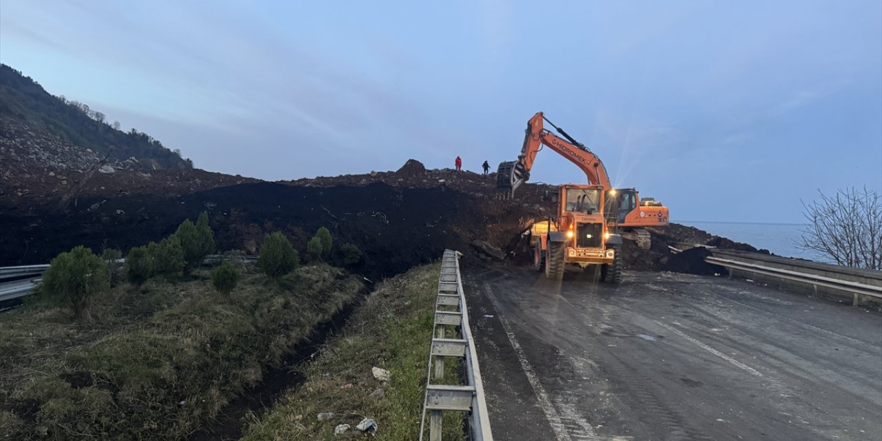 Artvin'de heyelan sonucu Karadeniz Sahil Yolu ulaşıma kapandı