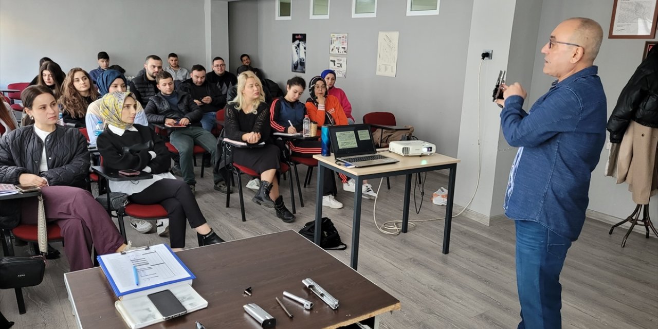 Emekli polis türkü tutkusunu ders verdiği sınıfa da taşıyor