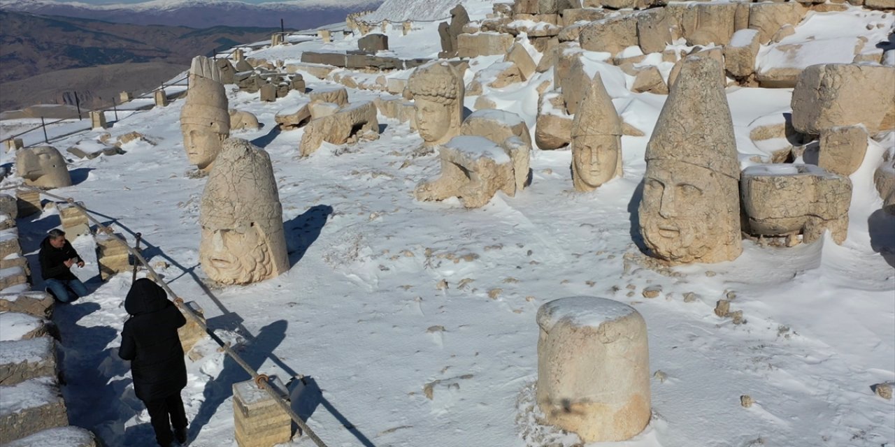 Turizm sezonunun sonuna yaklaşılan Nemrut Dağı yaklaşık 165 bin turisti ağırladı