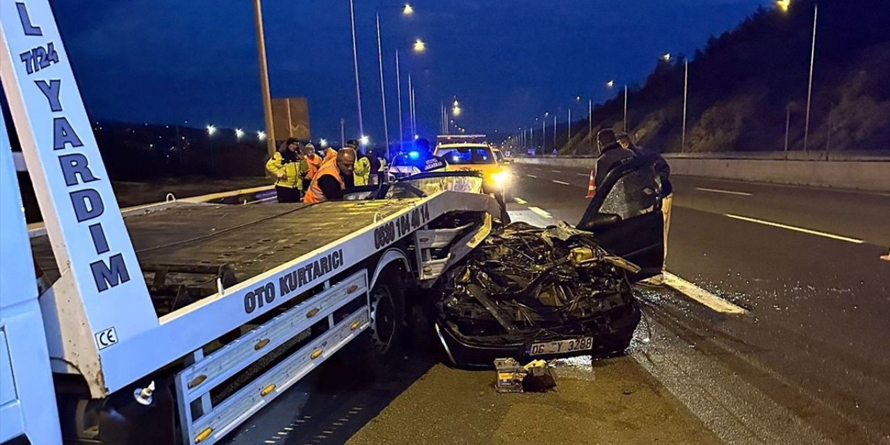 Anadolu Otoyolu'nda çekiciye çarpan otomobildeki iki kişi öldü, bir kişi yaralandı