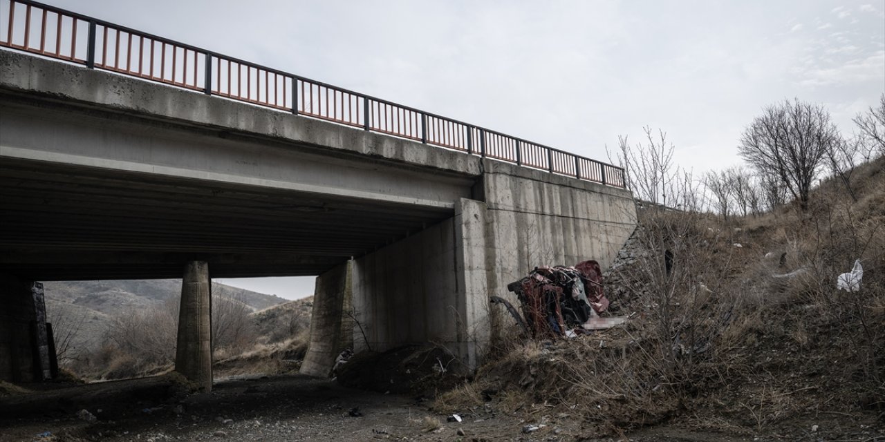 Ankara'da köprülü kavşaktan düşen otomobildeki aynı aileden 5 kişi hayatını kaybetti