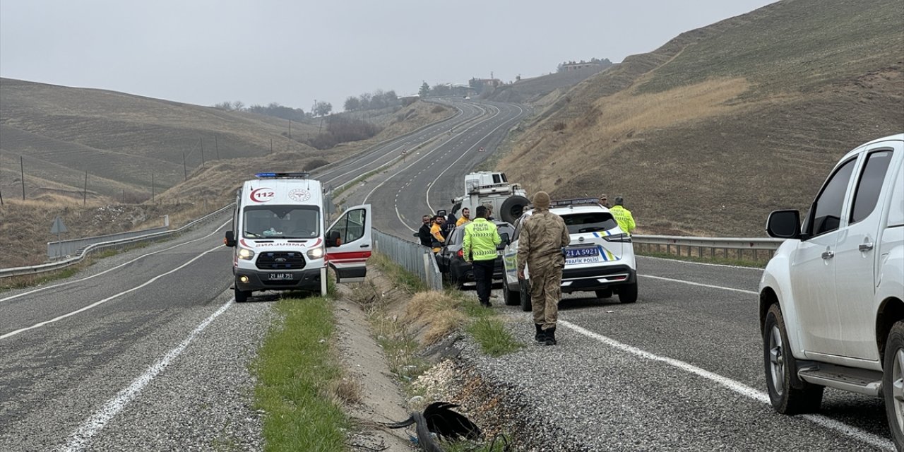 Diyarbakır'da seyir halindeki tırdan fırlayan lastiğin çarptığı otomobildeki yolcu öldü