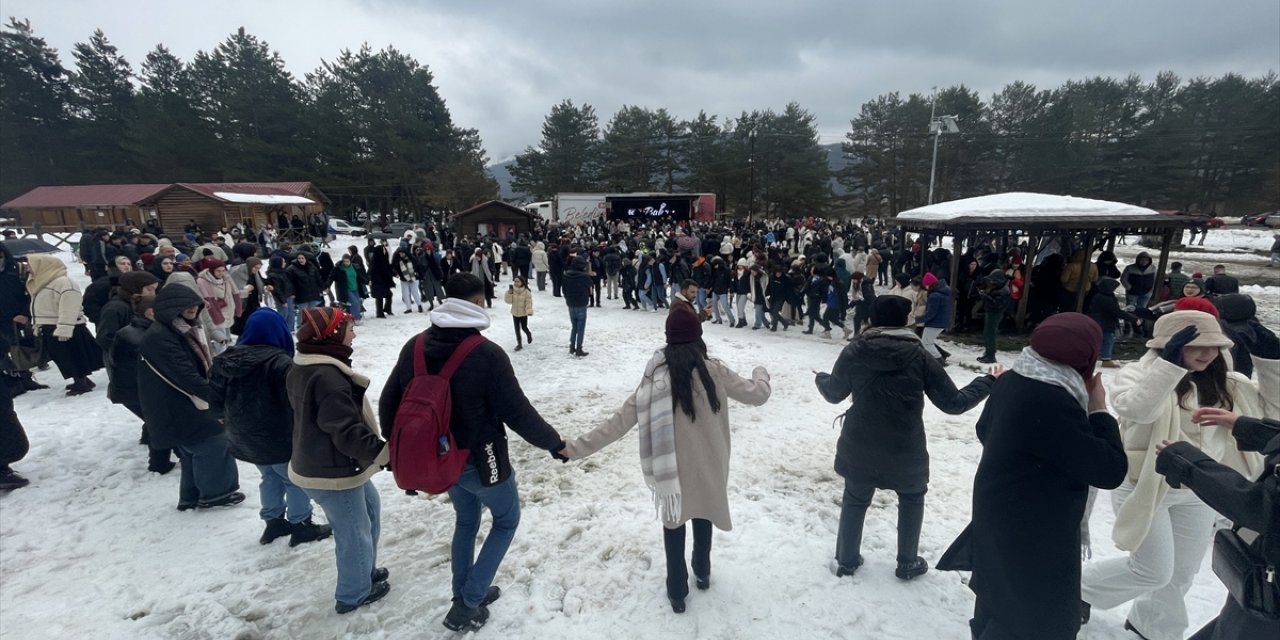 Abant'ta düzenlenen hamsi festivalinde yaklaşık 2 ton balık tüketildi