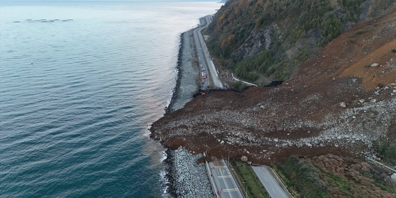 GÜNCELLEME - Artvin'de heyelan sonucu Karadeniz Sahil Yolu ulaşıma kapandı