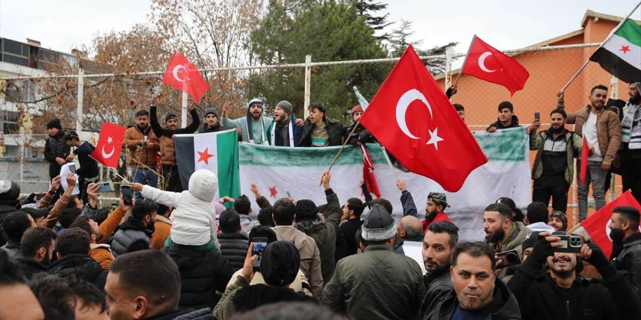 Eskişehir'de Suriyeliler, Baas rejiminin devrilmesini kutladı