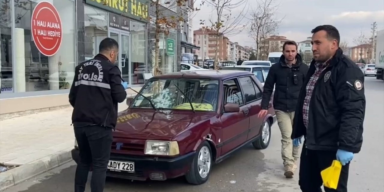 Çorum'da seyir halindeki araca silahlı saldırı anı güvenlik kamerasında