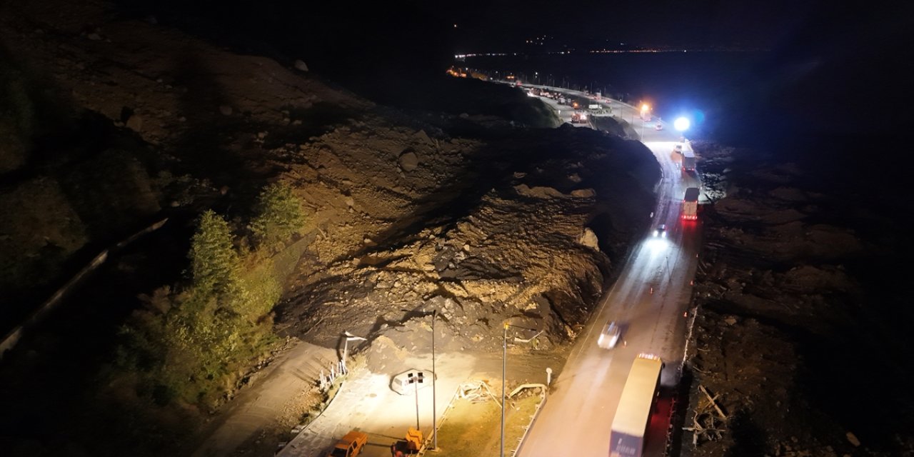 Artvin'de heyelan sonucu kapanan Karadeniz Sahil Yolu tek şeritten ulaşıma açıldı