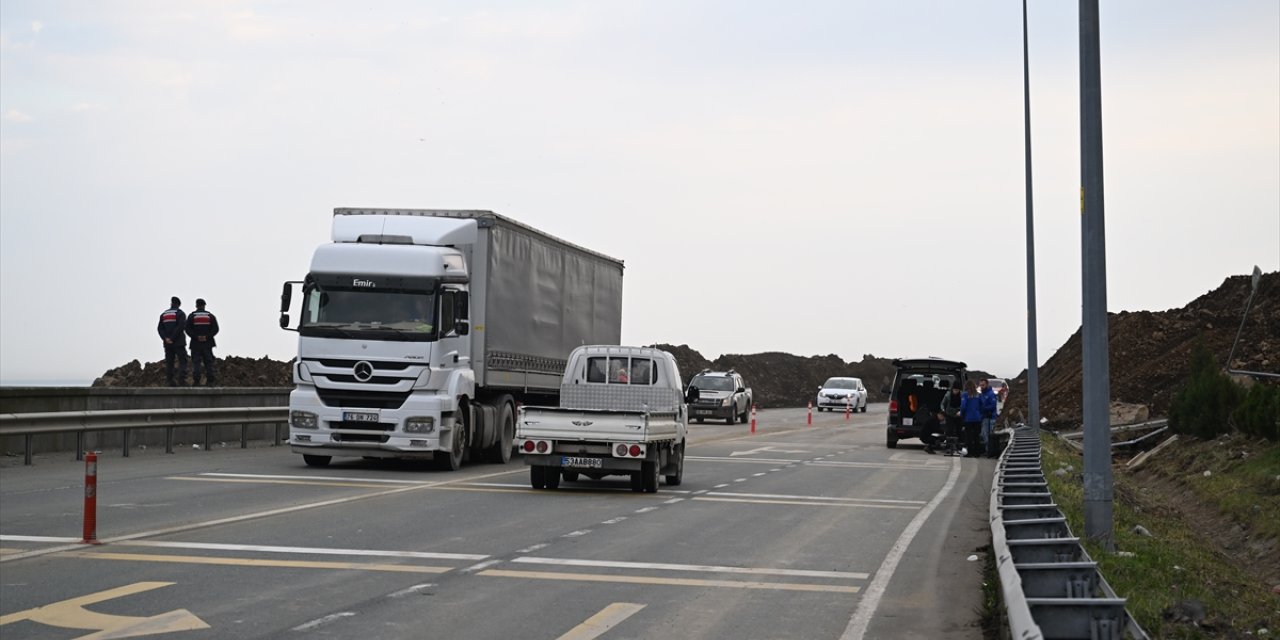 Artvin'de heyelan sonucu kapanan Karadeniz Sahil Yolu'nda çalışmalar devam ediyor