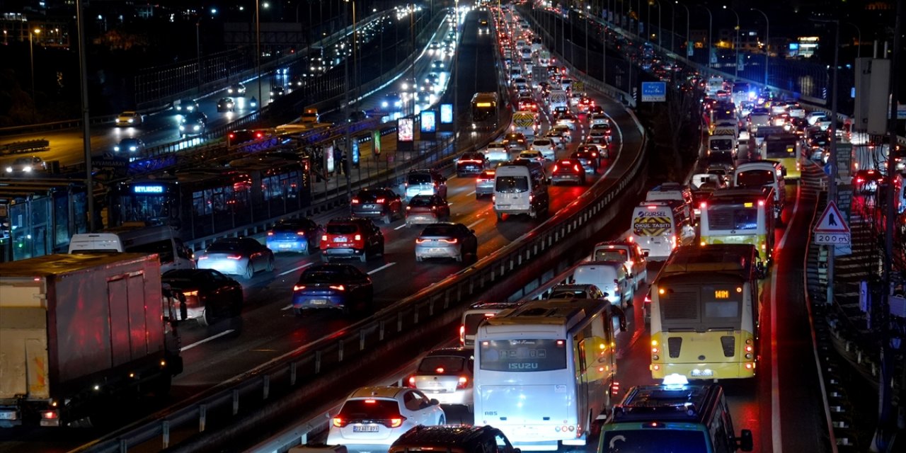 İstanbul'da haftanın ilk iş gününde trafik yoğunluğu yaşanıyor