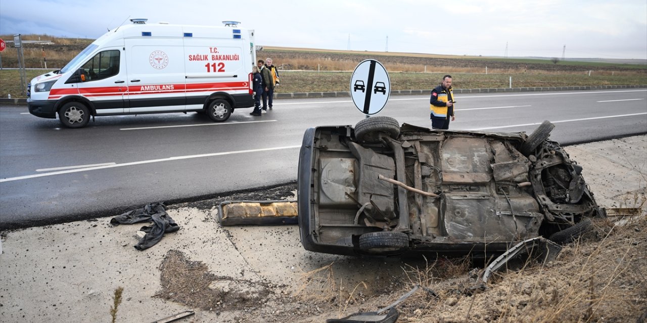 Edirne'de devrilen otomobildeki 3 kişi yaralandı