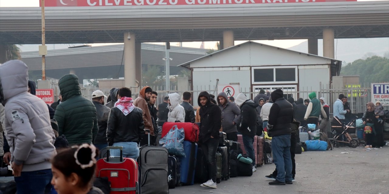 Esed rejiminin devrilmesinin ardından Türkiye'deki Suriyeliler ülkelerine dönüyor