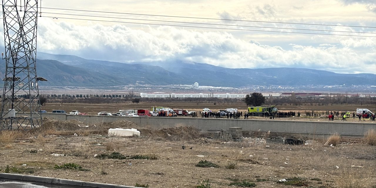 Isparta'da askeri helikopterin düşmesi sonucu 5 asker şehit oldu