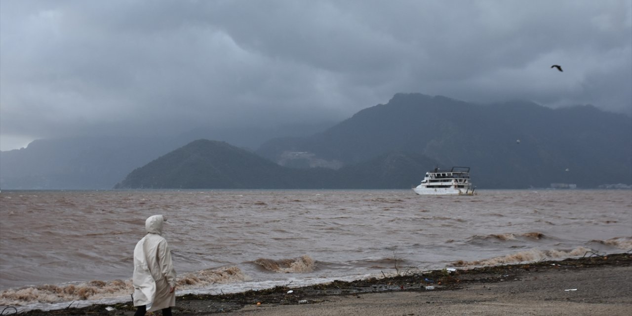 Marmaris'te sağanak etkili oldu