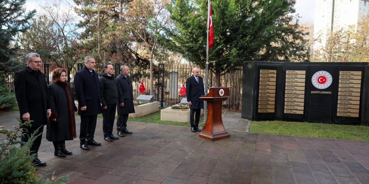 Bakan Fidan, bakan yardımcıları ve büyükelçilerle Anıtkabir ve Dışişleri Şehitliği'ni ziyaret etti