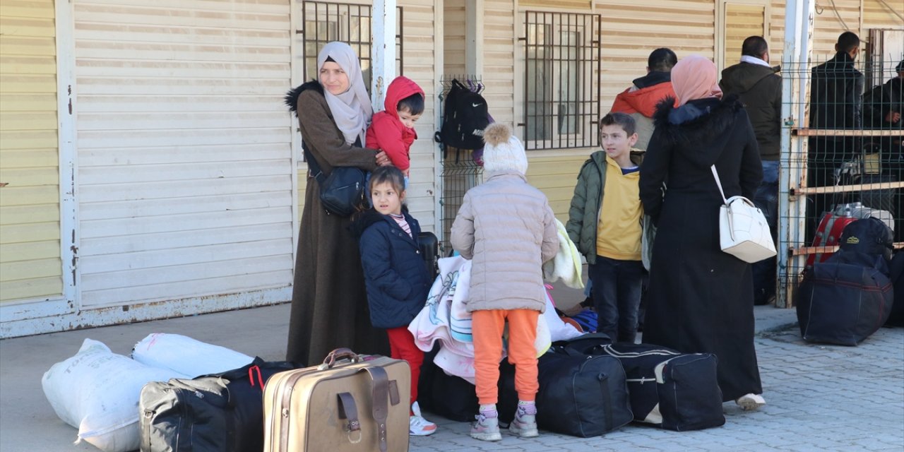 Esed rejiminin devrilmesinin ardından Türkiye'deki Suriyeliler ülkelerine dönüyor