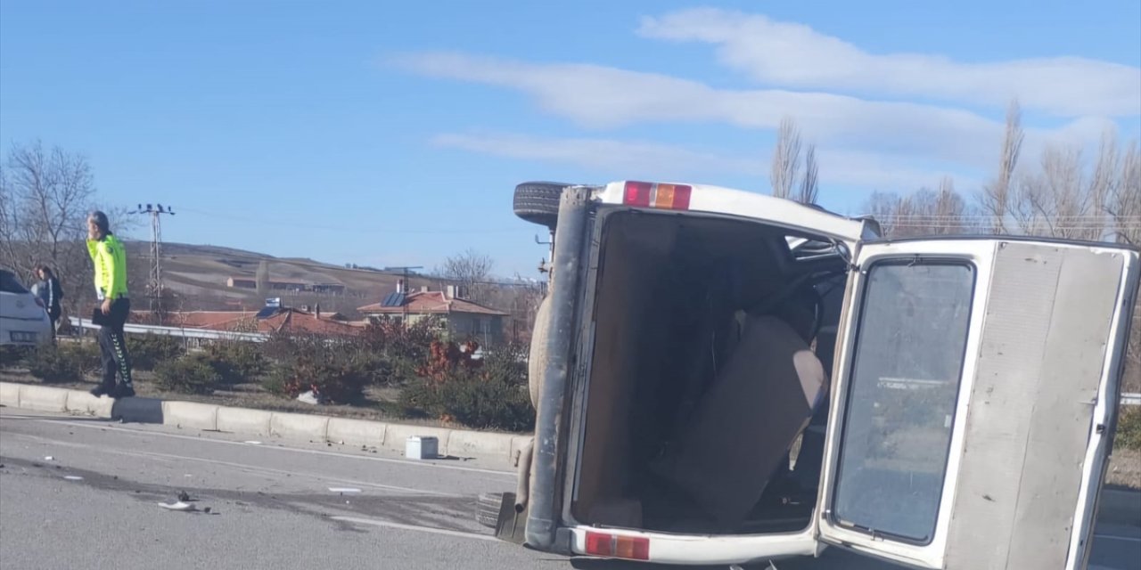 Çorum'da otomobille hafif ticari aracın çarpıştığı kazada 1 kişi öldü, 3 kişi yaralandı